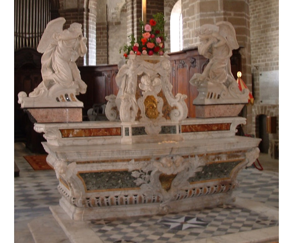 Maître-autel, autels latéraux et mausolée